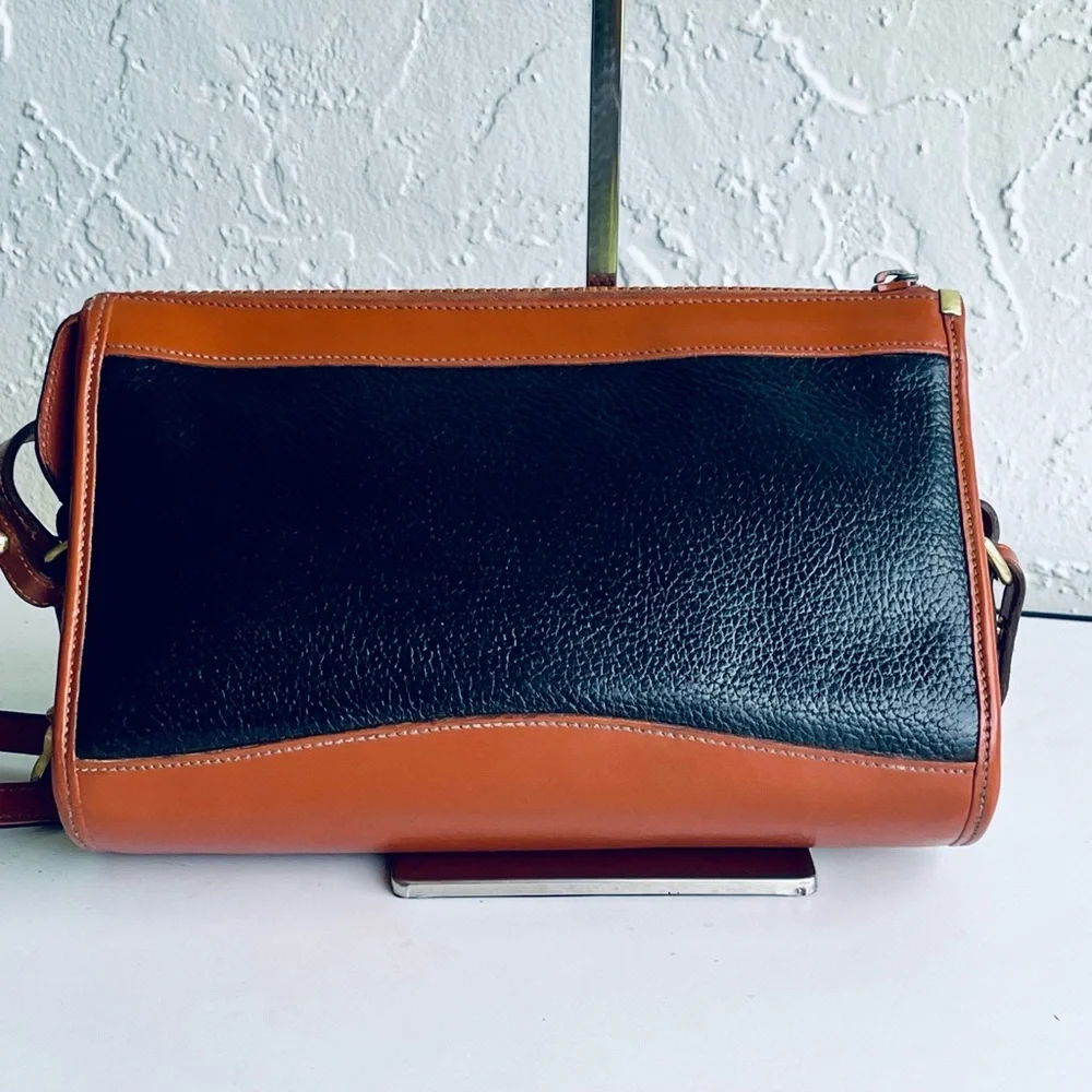 VINTAGE DOONEY & BOURKE BLACK TAN CLUTCH CROSSBODY BAG ADJUSTABLE STRAP - Picture 7 of 16